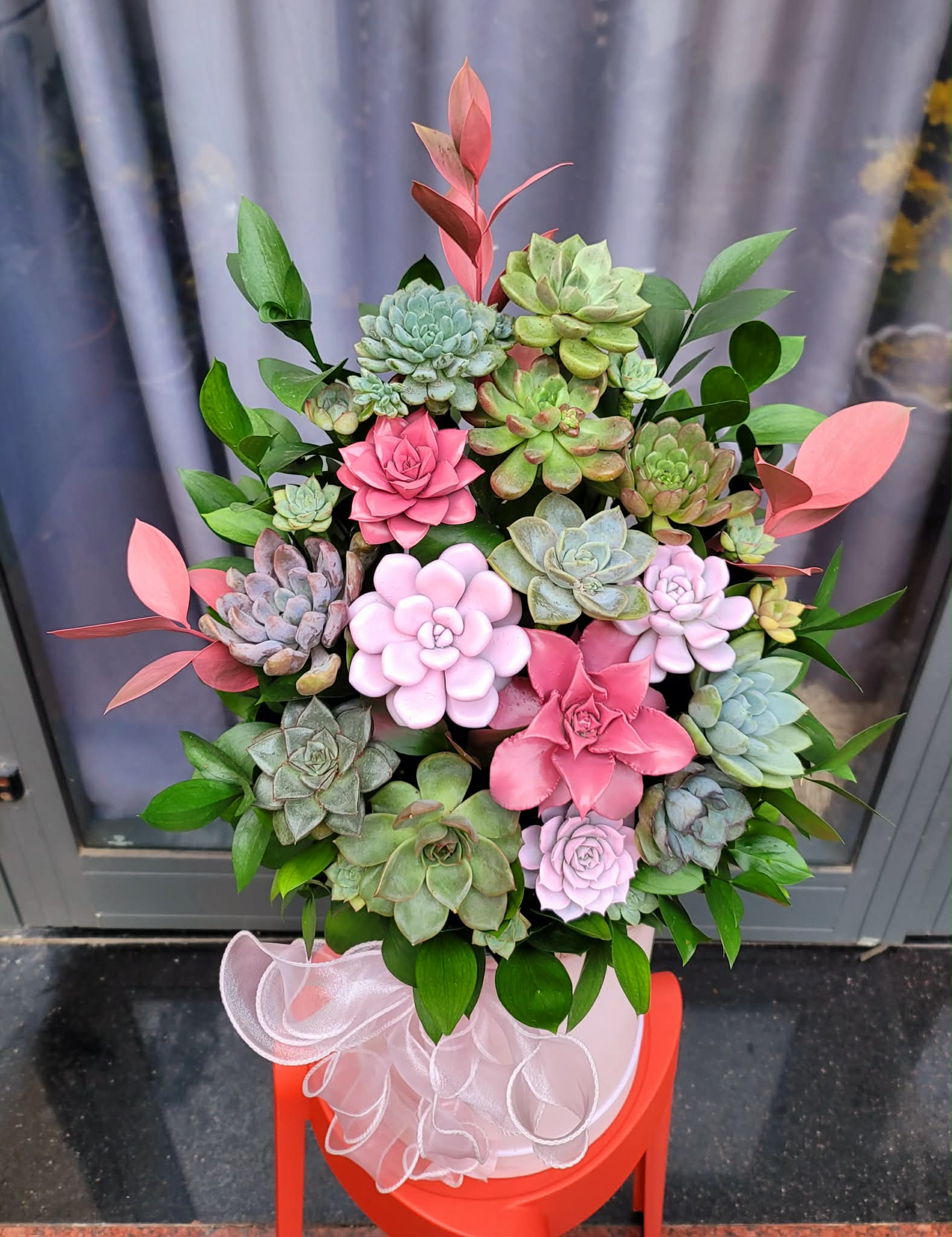 Giỏ hoa sen đá dáng trụ